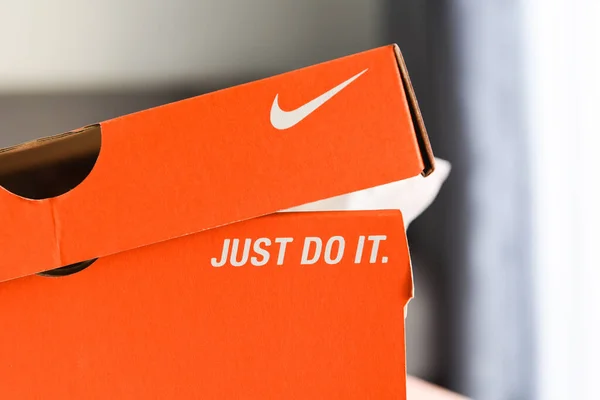 Nike Laufschuhbox Mit Just Und Nike Logo Auf Orangefarbener Schachtel — Stockfoto