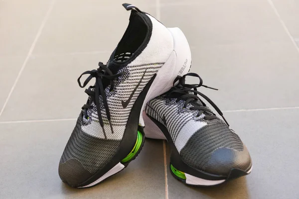 Nike Running Shoes Nike Air Zoom Tempo Next White Black — стоковое фото
