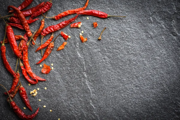 Pimenta Seca Fundo Escuro Pimenta Vermelha Seca Caiena Uma Pedra — Fotografia de Stock