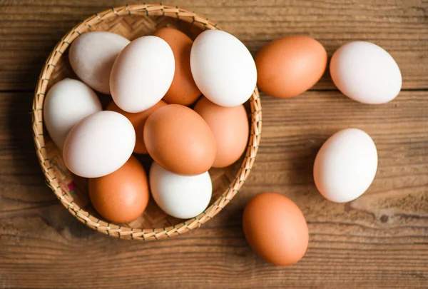 Kippeneieren Eendeneieren Verzamelen Van Boerderij Producten Natuurlijk Een Mand Gezond — Stockfoto