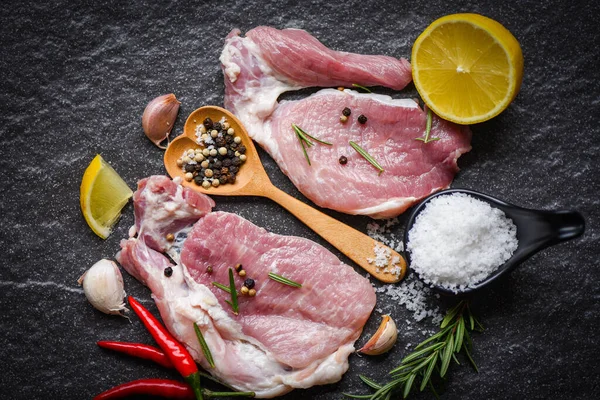 Φρέσκο Χοιρινό Ωμό Χοιρινό Κρέας Δενδρολίβανο Μαύρο Πιάτο Βότανα Και — Φωτογραφία Αρχείου
