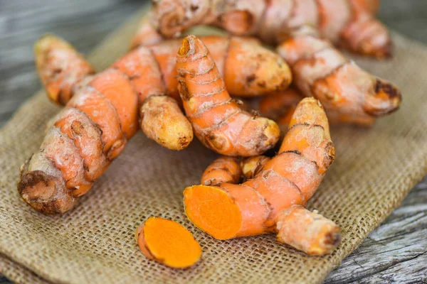 Gurkmeja Säcken Färsk Gurkmeja För Naturläkemedel Ört Och Kokt Ingrediens — Stockfoto