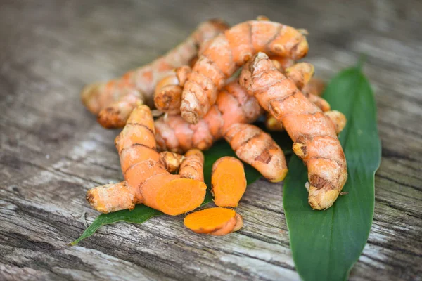 Gurkmeja Trä Färsk Gurkmeja Rot Och Gröna Blad För Naturmedicin — Stockfoto