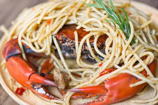 Gekochte Krabben Auf Teller Mit Gewürzen Und Spaghetti Meeresfrüchten Auf — Stockfoto