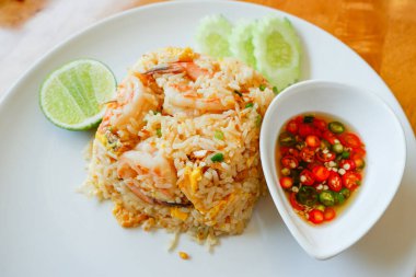 Kızarmış pirinç karides, limon ve ahşap tabakta salatalık, Tayland yemeği. 