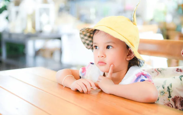 Маленька Азіатська Дівчинка Мила Дівчинка Діти Діти Грають Обідній Стіл — стокове фото