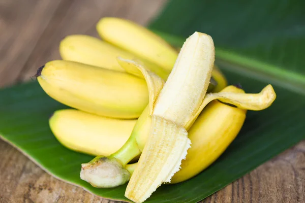 Banánová Slupka Připravena Jídlu Zralé Banánové Ovoce Banánových Listech Pozadí — Stock fotografie