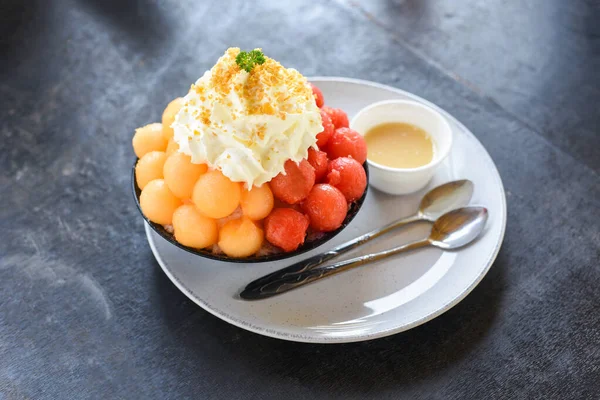 Bingsu Dessert Fruit Bingsu Cantaloupe Watermeloen Met Melk Room Menu — Stockfoto