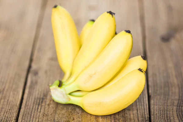 Zralé Banánové Tropické Ovoce Dřevěném Pozadí Čerstvé Banány — Stock fotografie