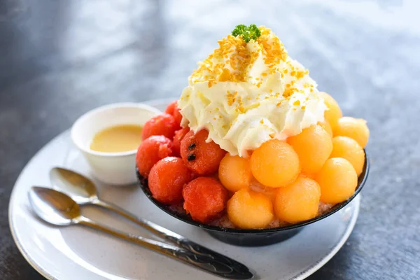 Bingsu Dessert Frukt Bingsu Kantaloupe Och Vattenmelon Med Mjölk Grädde — Stockfoto