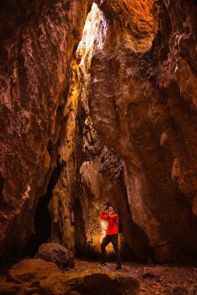 Mann Höhle Explorer Fotograf Erkundung Mit Lichtstrahl Höhle — Stockfoto