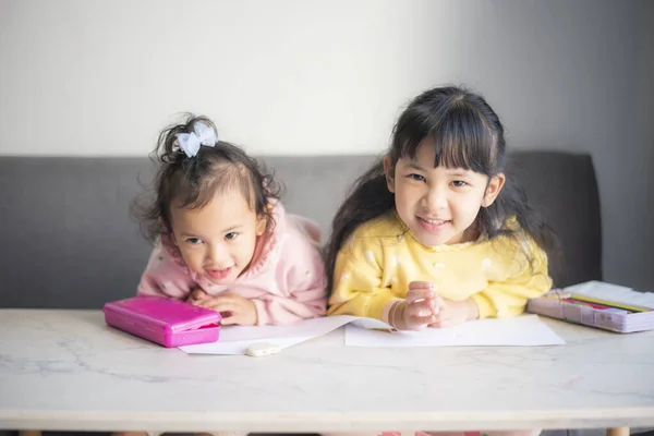 Маленька Азіатська Дівчинка Розважається Щасливим Усміхненим Обличчям Вдома Дві Милі — стокове фото