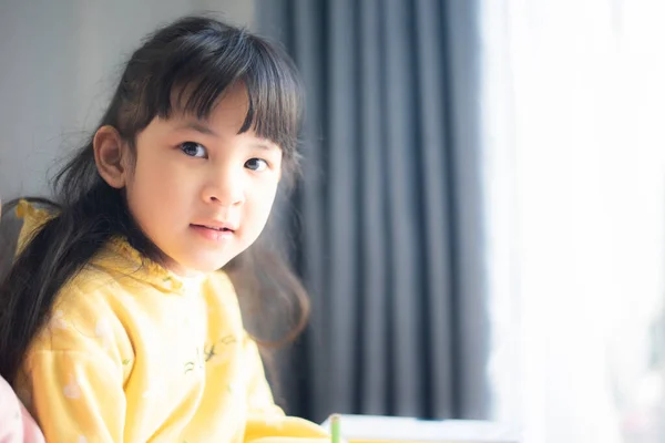 Pouco Asiático Criança Menina Ter Diversão Com Sorriso Feliz Rosto — Fotografia de Stock