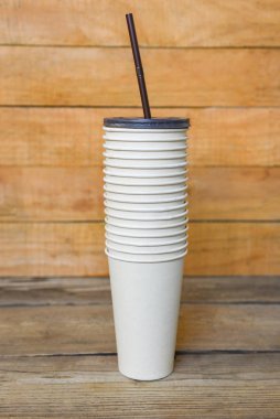 Servis yiyecek siparişi internetten eko kahve fincanı, tek kullanımlık çevre dostu yiyecek paketleme kutuları ve masada kağıt bardaklar.