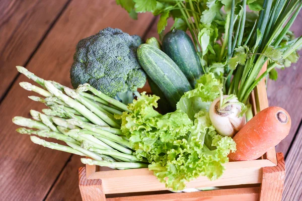 Färska Grönsaker Från Marknaden Träbord Leverans Hälsosam Mat Låda Livsmedelsbutiker — Stockfoto