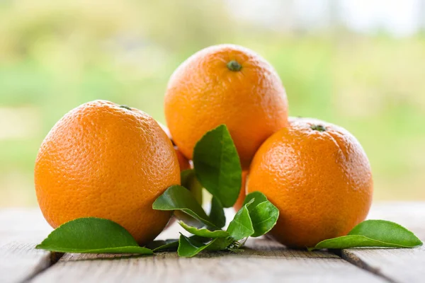 Frutos Laranja Com Folha Fundo Madeira Natureza Laranja Fresca Com — Fotografia de Stock