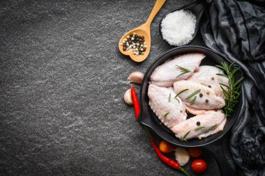 Çiğ tavuk kanadı, baharat ve biber biberli domates sarımsağı Tayland yemeği biberiyeli tavuk pişirmek için.