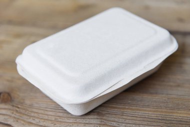 Servis yemekleri çevrimiçi dağıtım kutusu, paket servis kutuları, evdeki ahşap masada tek kullanımlık çevre dostu ambalajlar.