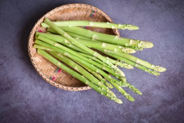 Pişmiş yemek için kuşkonmaz, septte taze kuşkonmaz. 