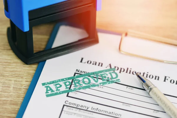 贷款核准书 盖有橡皮图章的贷款申请表 写明贷款核准书 金融贷款合同公司信贷或个人 — 图库照片