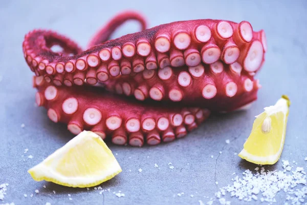 プレートの背景にレモンとゆで卵の触手 タコ料理サラダシーフードイカイカカツ魚ディナーレストラン — ストック写真