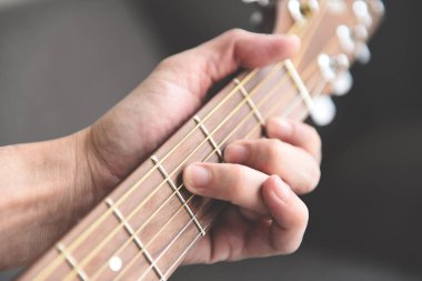 Ev hobileri konsepti, erkek eli akustik gitar çalar, gitaristi kapatır eğlence ya da hobi için müzik aleti