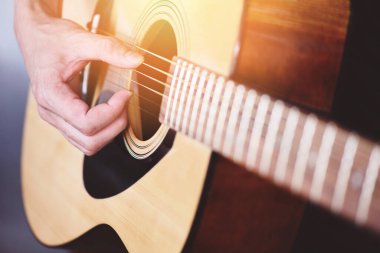 Ev hobileri konsepti, erkek eli akustik gitar çalar, gitaristi kapatır eğlence ya da hobi için müzik aleti
