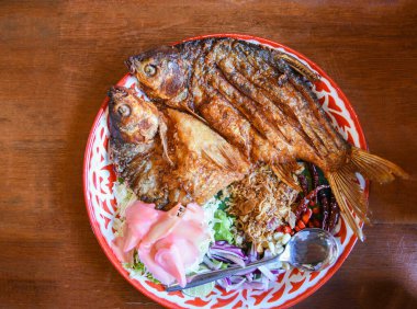 Sebzeli kızarmış balık baharat Tayland yemeği, turşu balığı. 