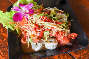 Karidesli yeşil papaya salatası Tayland yemeği, baharatlı salata otları.