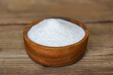 Masa arkasındaki ahşap kasede monosodyum glutamat, yiyecek çeşnisi için MSG.