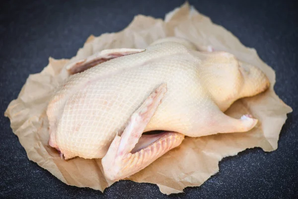 Rohe Ente Zum Kochen Auf Dunklem Hintergrund Frische Ganze Ente — Stockfoto