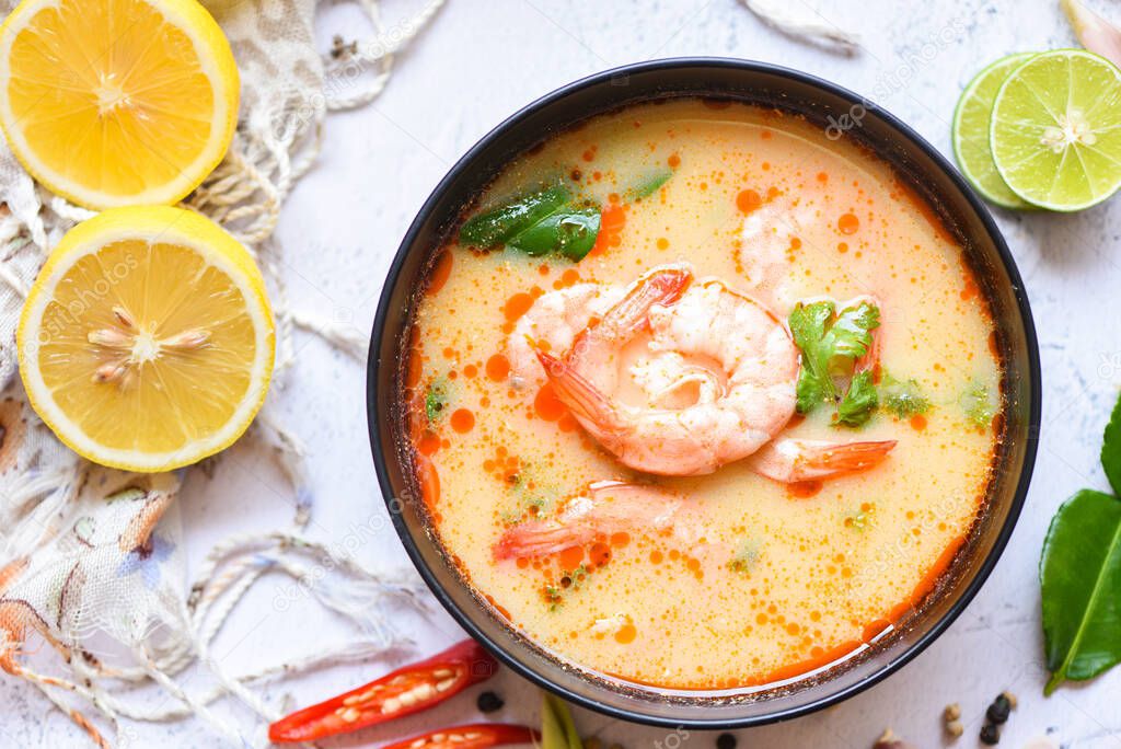 plato de sopa de camarones, sopa de mariscos con camarones camarones en