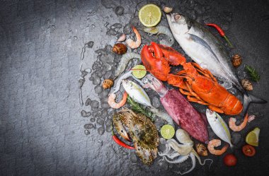 Balık pazarında sebze ve baharatlı taze çiğ deniz ürünleri, taze balık ve deniz ürünleri tabağı karides yengeç kabuklu kalamar ahtapot yengeci ıstakoz ve balık okyanusu gurme yemeği.