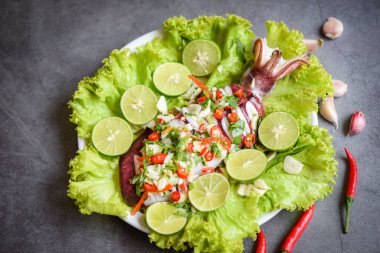 Limonlu buğulanmış kalamar, limonlu sıcak ve baharatlı kalamar - acı biber ve baharatlı Tayland yemeği tabağı