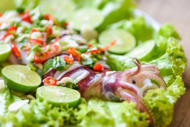 Limonlu buğulanmış kalamar, limonlu sıcak ve baharatlı kalamar - acı biber ve baharatlı Tayland yemeği tabağı