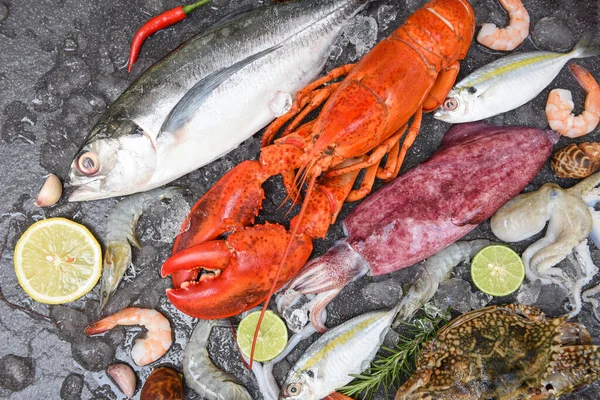 Balık Pazarında Sebze Baharatlı Taze Çiğ Deniz Ürünleri Taze Balık — Stok fotoğraf