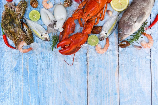 鲜活的生海鲜 冰上有香草和调味品 鱼市场食物 鲜鱼和海鲜盘 虾仁虾壳乌贼章蟹龙虾和鱼海洋美食晚餐 — 图库照片