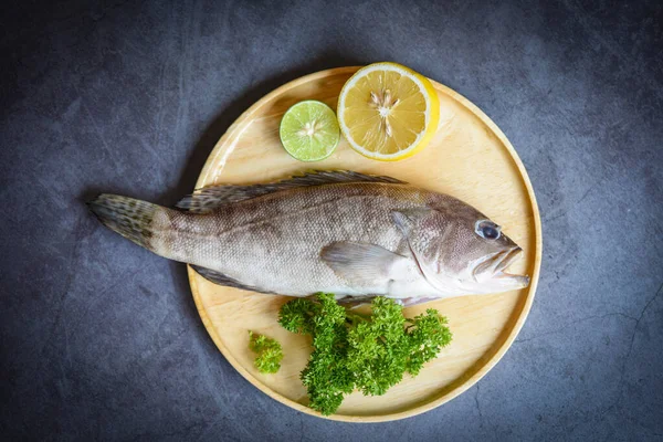 Ομαδοποίηση Ψαριών Ξύλινο Πιάτο Νωπό Ωμό Ψάρι Θαλασσινών Για Μαγειρεμένα — Φωτογραφία Αρχείου