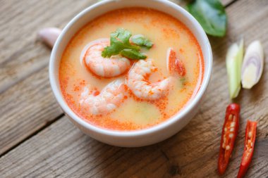 Geleneksel Tayland mutfağı baharatlı baharatlı karides körisi baharatlı Tayland yemeği karides çorbası karides ve karides.