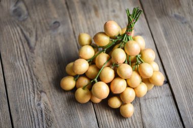 Rambi, Tayland 'daki tropikal meyveler, Taze Rambeh meyveleri bahçedeki ağaçtan toplanıyor. 