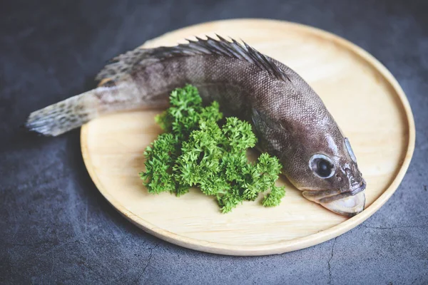 Ομαδοποίηση Ψαριών Ξύλινο Πιάτο Νωπό Ωμό Ψάρι Θαλασσινών Για Μαγειρεμένα — Φωτογραφία Αρχείου
