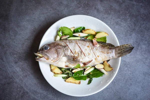 Pescado Fresco Crudo Mero Plato Con Hierbas Especias Para Alimentos — Foto de Stock