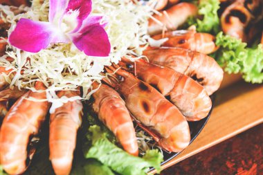 Deniz ürünleri karidesi ızgara, taze ızgara karides...