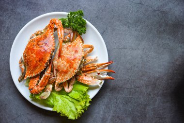 Haşlanmış ya da haşlanmış Mavi Yüzme Yengeci okyanus gurmesi salata sebzesi, taze deniz ürünleri yengeci restoranda yemek pişirme, üst manzara. 
