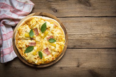 Lezzetli pizza ev yapımı İtalyan yemeği, pizza peynirli jambon ve ananas meyveli fesleğen, İtalyan usulü pizza peyniri manzarası. Düz yatıyordu