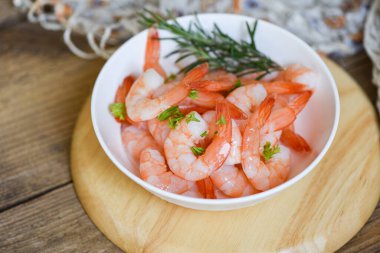 Karides kabuğu kabukta pişmeye hazır taze karides ya da karides ve haşlanmış kabuklu karides.