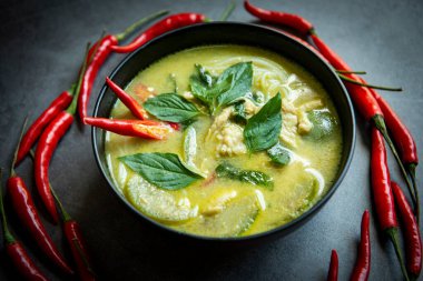 Çorba kasesinde yeşil körili Tayland yemeği, sebze ve baharatlı biber, geleneksel yeşil körili tavuk, Asya mutfağı. Üst görünüm