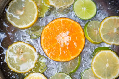 Yaz içkileri serinletici soğuk içecekler buz kovasında taze meyve ev yapımı kokteyl çayı mojito limonlu portakal dilimi, yaz içkisi sulu 