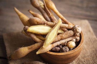 Kaempfer kökü yiyecek ve Tayland veya Çin bitkisel tıp doğası - Diğer adları Fingerroot (Çin Ginger, Galingale, Kaempfer, Boesenbergia rotunda, Krachai )