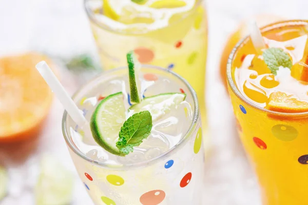 Exotic Summer Drinks Refreshing Variety Cold Drinks Glasses Fresh Fruit — Zdjęcie stockowe